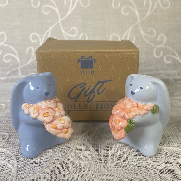 NEW Vintage 2001 Blue Easter Bunny Rabbits with Pink Flowers Salt and Pepper set - Picture 6 of 6
